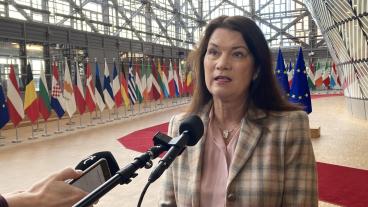 Utrikesminister Ann Linde på väg in på möte med EU:s utrikesministrar på fredagen för att klubba sanktionspaketet mot Ryssland.