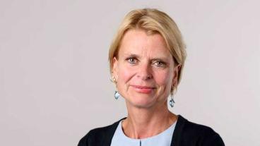 Jämställdhetsminister Åsa Regnér (S) tvingas av riksdagen att föra oppositionens politik och säga nej till könskvotering till börsnoterade bolagsstyrelser i EU.