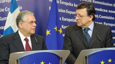 Lucas Papademos tillsammans med José Manuel Barroso under måndagens presskonferens i Bryssel.