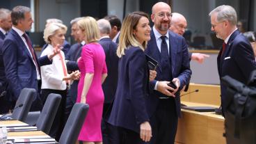 Tre av de fyra toppnamnen under måndagens EU-toppmöte: Ursula von der Leyen (i vitt), Kaja Kallas (i cerise) och Roberta Metsola (i blått).