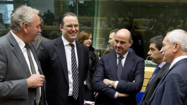 Finansminister Anders Borg (M) tillsammans med europeiska kollegor under torsdagens nattmangling.