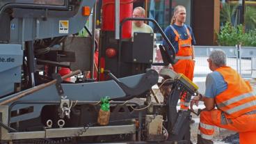 Riksdagens opposition ville se ett socialt protokoll men statsminister Reinfeldt vill hellre lyfta fram en ny EU-förordning.