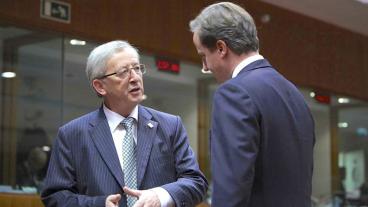 Jean-Claude Juncker och David Cameron samtalar. Arkivbild.