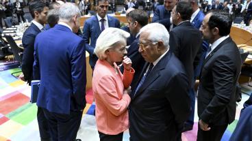 EU-kommissionens ordförande Ursula von der Leyen och Europeiska rådets ordförande António Costa i samtal på ett tidigare EU-toppmöte. Arkivbild.