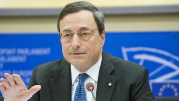 Ordföranden för Europeiska centralbanken, ECB,  Mario Draghi ger Angela Merkel sitt fulla stöd om superkommissionär. Arkivbild..