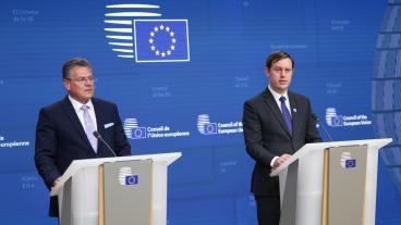 EU:s handelskommissionär Maroš Šefčovič och det polska EU-ordförandeskapets representant Michał Baranowski.