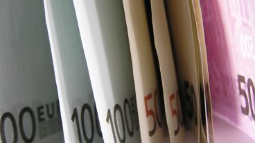 Nu svänger EU-debatten från transaktionsskatt till skatt direkt på de finansiella företagen, skriver Johnny Munkhammar (M).