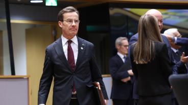 Statsminister Ulf Kristersson på väg in på torsdagens extrainsatta EU-toppmöte. 