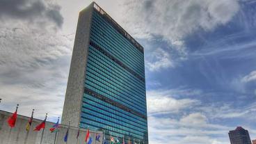 Centralisera resurser och befogenheter för att bättre möta katastrofer och konflikter i världen, uppmanar skribenten.