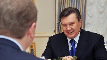 Ukrainas president Viktor Janukovitj i samtal med EU:s utvidgningskommissionär Štefan Füle som för närvarande är i Kiev för att övertala Ukraina att närma sig Bryssel. Arkivbild.
