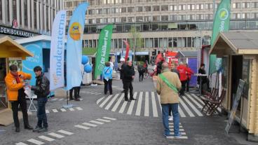 Bara Socialdemokraterna satsar mer pengar än Sverigedemokraterna i EU-valet.