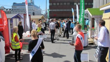 Valstugorna står uppradade på Sergels torg i Stockholm.