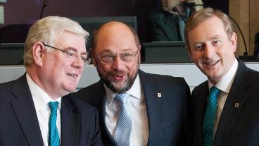 EU-parlamentets talman Martin Schulz flankerad av irländske utrikesministern Eamon Gilmore (t.v) och landets premiärminister Enda Kenny (t.h).