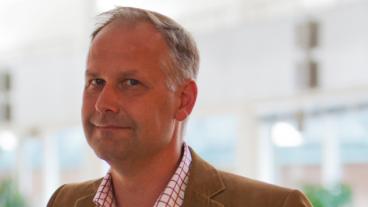 Partiledarkandidaten Jonas Sjöstedt (V) vill lägga ner euron.