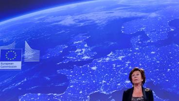 Neelie Kroes får kritik för tajmingen för det nya telekompaketet som ska göra EU till världens största marknad för sådana tjänster.