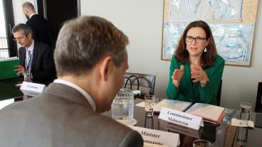 EU:s handelskommissinär Cecilia Malmström vill börja förhandla om rena handelsavtal utan tvistelösning.  