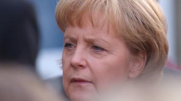 Merkel sägs slitas mellan två läger med olika invandringssyn inom det egna partiet CDU.