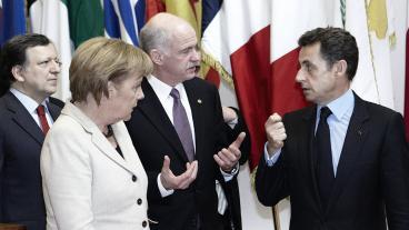 Angela Merkel, Giorgios Papandreou och Nicolas Sarkozy i diskussioner. José Manuel Barroso tittar på.