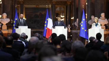 Europeiska rådets ordförande Charles Michel, Frankrikes president Emmanuel Macron och EU-kommissionens ordförande Urusla von der Leyen håller presskonferens i Versailles efter EU-toppmötet 10-11 mars 2022.