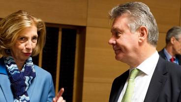Den franska handelsministern Nicole Bricq diskuterar med EU:s handelskommissionär Karel De Gucht.