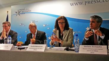 EU:kommissionär László Andor, OECD-chef Angel Gurría, EU:kommissionär Cecilia Malmström och OECD:s expert Stefano Scarpetta under torsdagens presentation.