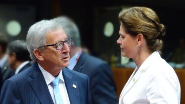 EU-kommissionens tillträdande ordförande Jean-Claude Juncker i samtal med Alenka Bratušek som tidigare varit Sloveniens premiärminister. Arkivbild.