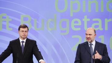 EU:s eurokommissionär Valdis Dombrovskis och ekonomikommissionär Pierre Moscovici. Arkivbild