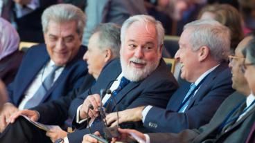 Klimatkommissionär Miguel Arias Cañete, i mitten, på klimatförhandlingarna i Paris.