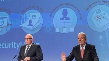EU-kommissionärer Frans Timmermans och Dimitris Avramopoulos.