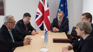 EU-kommissionens ordförande Jean-Claude Juncker och Storbritanniens premiärminister Theresa May tillsammans med sina närmaste medarbetare vid ett tidigare möte. Arkivbild.