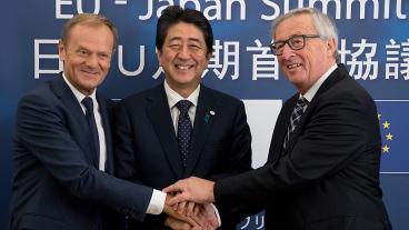 Europeiska rådets ordförande Donald Tusk, Japans premiärminister Shinzō Abe och EU-kommissionens ordförande Jean-Claude Juncker vid torsdagens toppmöte i Bryssel.