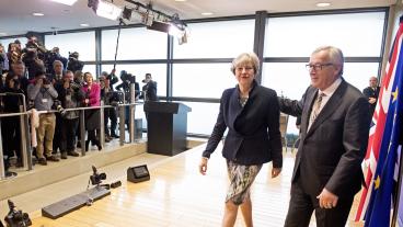 EU-kommissionens ordförande Jean-Claude Juncker och Storbritanniens premiärminister Theresa May på väg in till måndagens lunchmöte.