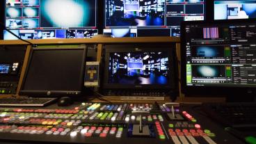 Ett kontrollbord i tvstudio, ej i Polen. 