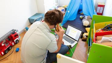 Brukar du känna en plikt att svara på e-post, sms eller samtal efter arbetstid? Det är du inte ensam om. Nu vill parlamentet stärka de anställdas rättigheter till ostörd fritid.