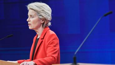Ursula von der Leyen EU-kommissionens ordförande begärde på tisdagen att EU-domstolen ska utdöma böter för Polen för varje dag som landet dröjer med att följa EU-domstolens beslut att värna de polska domstolarnas oberoende.