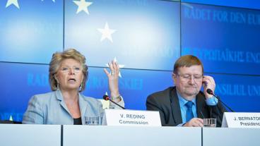 EU:s rättighetskommissionär Viviane Reding understryker att inget medlemsland ännu presenterat bevis för att det förekommer någon ”välfärdsturism” mellan EU-länder. 