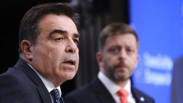 EU-kommissionens vice ordförande Margaritis Schinas på fredagens presskonferens. I bakgrunden Tjeckiens inrikesminister Vit Rakusan. 