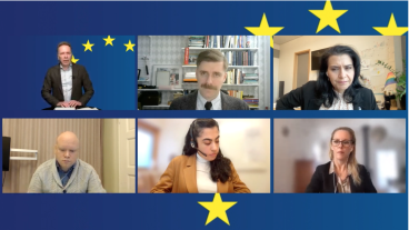 Från vänster: Moderator Klas Jansson, doktorand i industriell ekonomi Fredrik Söderqvist, Europaparlamentariker Abir Al-Sahlani, logistikchef på Foodora Sverige John Denbratt, utredare på Transportarbetareförbundet Sirin Celik och postdoktor i handelsrätt Ann-Christine Hartzén. Skärmbild på debatt arrangerad av Europaparlamentet i Stockholm den 25:e oktober 2021. 