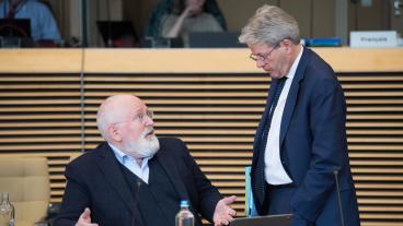 Delade meningar. EU-kommissonens vice ordförande Frans Timmermans (sittande) röstade på onsdagen mot att godkänna Polens återhämtningsplan – kollegan och ekonomikommissionären Paolo Gentiloni (stående) röstade för. Bilden är tagen vid onsdagsmötet.