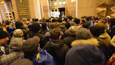 Ukrainska demonstranter försöker ta sig in i kommunfullmäktige i Kiev. 