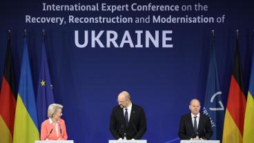 EU-kommissionens ordförande Ursula von der Leyen, Ukrainas premiärminister Denys Shmyhal, och Tysklands förbundskansler Olaf Scholz på den internationella expertkonferensen i Berlin. 