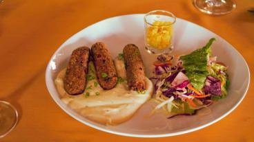 Vegetariska namn på traditionellt köttbaserade produkter som korv och schnitzel bör inte förbjudas, enligt EU-parlamentet. Arkivbild.